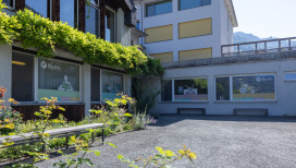 Haupteingang mit Sujet Fenster