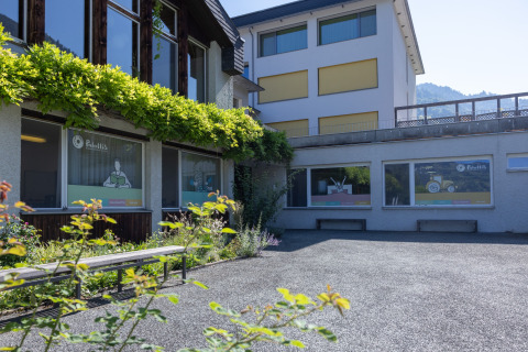 Haupteingang mit Sujet Fenster